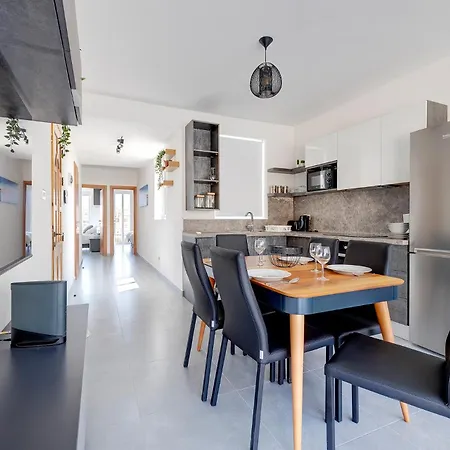 Apartament Stunning 2br Penthouse In *