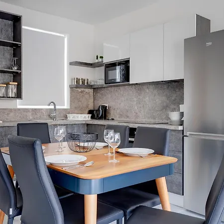 Stunning 2br Penthouse In Apartament *